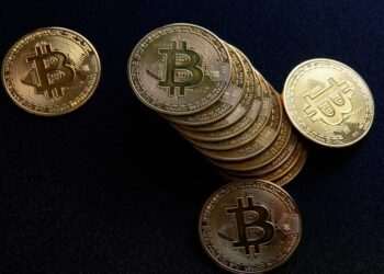 فروش گسترده بیت‌کوین توسط نهنگ‌های قدیمی ادامه دارد
