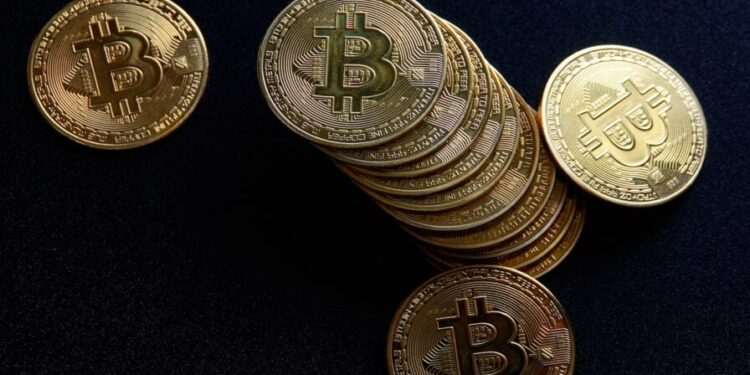 فروش گسترده بیتکوین توسط نهنگهای قدیمی ادامه دارد