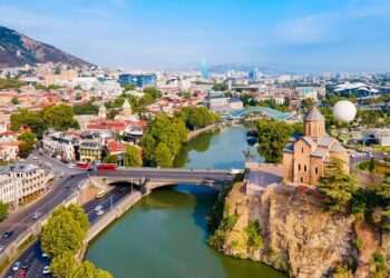 تور گرجستان گروهی بهتر است یا انفرادی؟ بررسی جامع برای انتخابی هوشمندانه