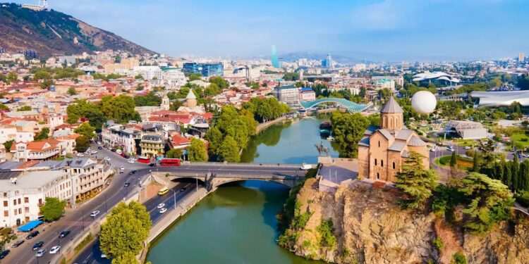تور گرجستان گروهی بهتر است یا انفرادی؟ بررسی جامع برای انتخابی هوشمندانه